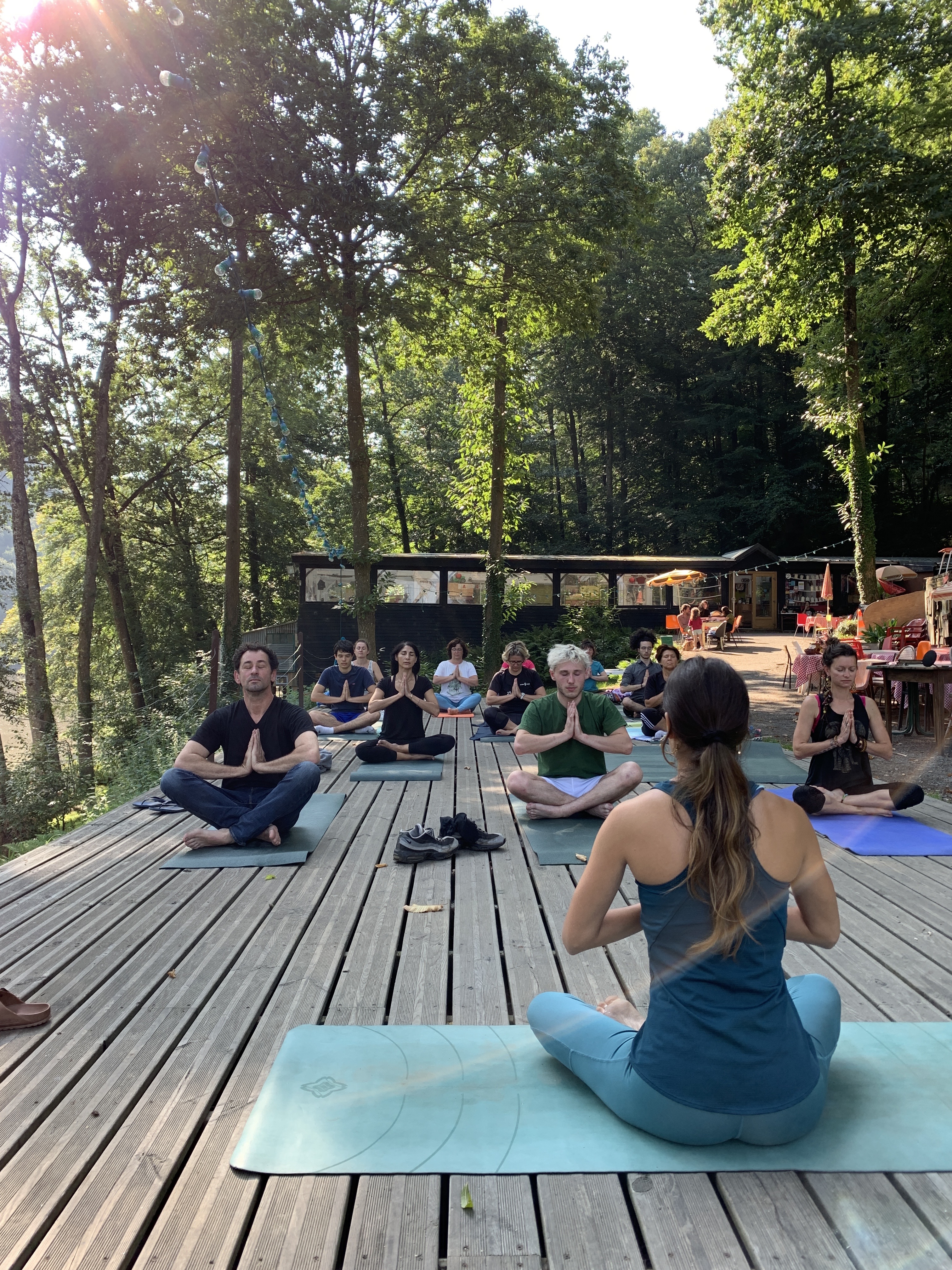 des cours groupés de yoga
